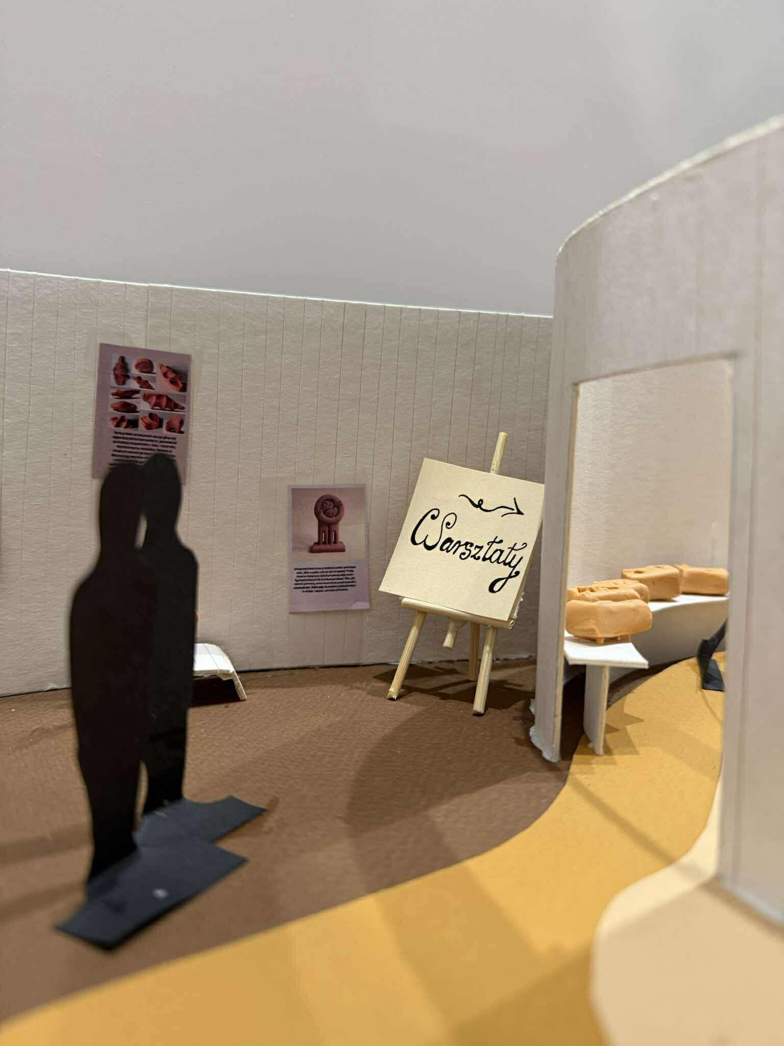 Strefa warsztatowa w makiecie wystawy Glina